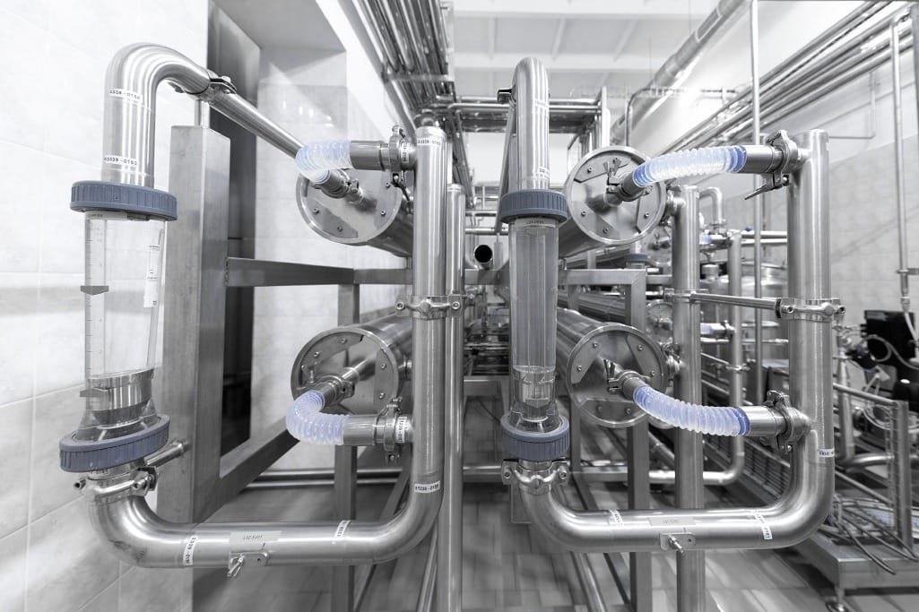 construcción-soportes Habitación con un complejo sistema de tuberías