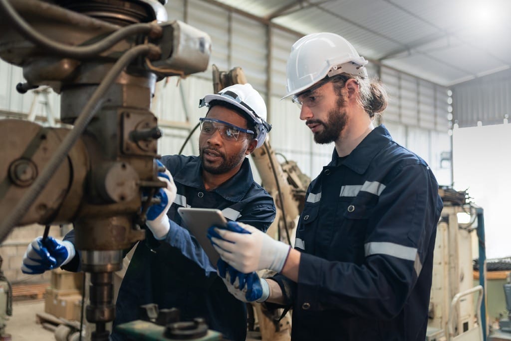 Desmontaje-montaje Profesionales con protecciones trabajando sobre máquina