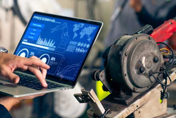 mantenimiento-reparacion Usando tablet para mantenimiento de maquinaria industrial